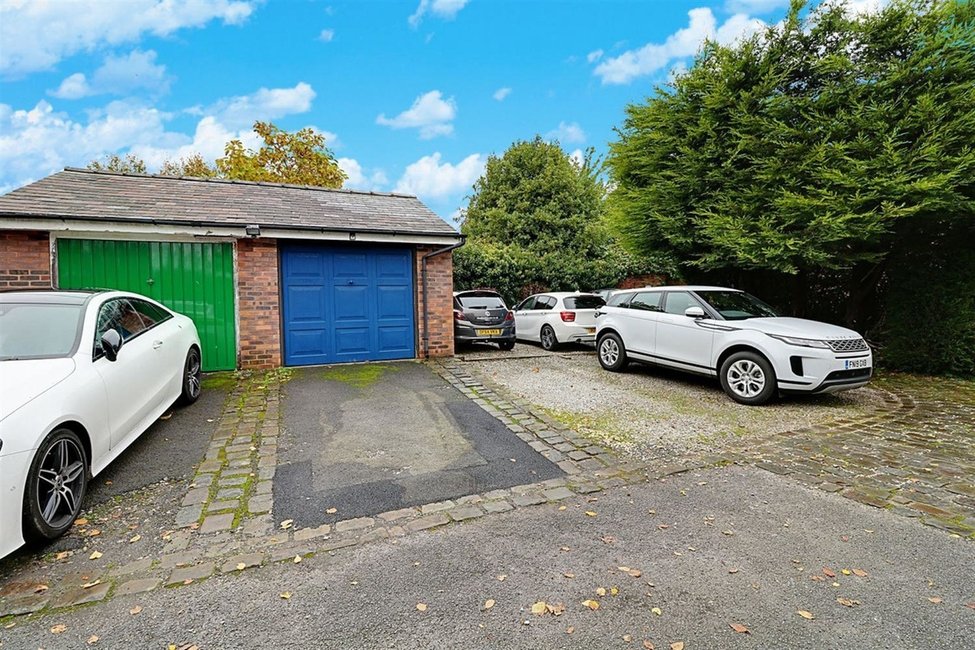 2 bedroom Flat for sale in Nantwich Butters John Bee